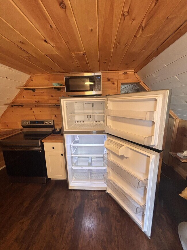 Building Photo - Fully furnished 1 bed studio in Brunswick....