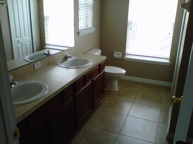 Building Photo - MOVE IN SPECIAL- Beautiful 3/2.5 Harmony Condo.