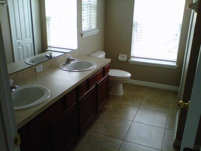 Building Photo - PENDING APPLICATION-MOVE IN SPECIAL- Beautiful 3/2.5 Harmony Condo.
