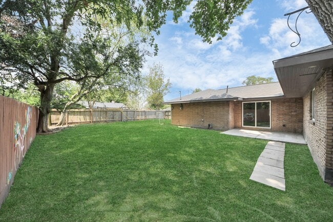 Building Photo - 8102 Bob White Dr