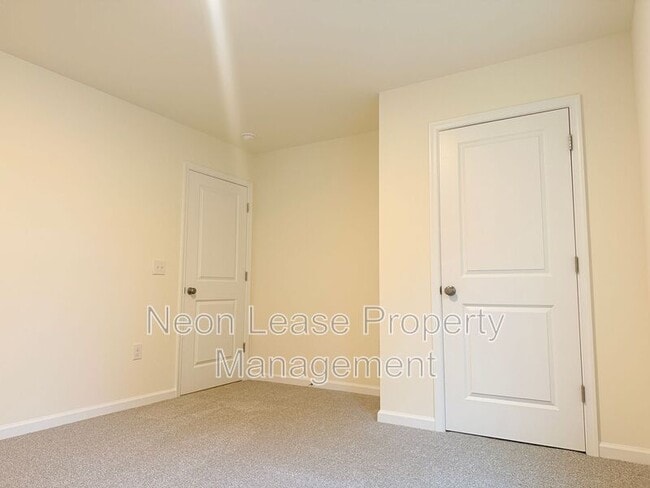 Building Photo - 400 N Walnut St