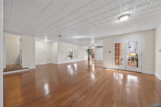 Building Photo - 121 Cheekwood Dr