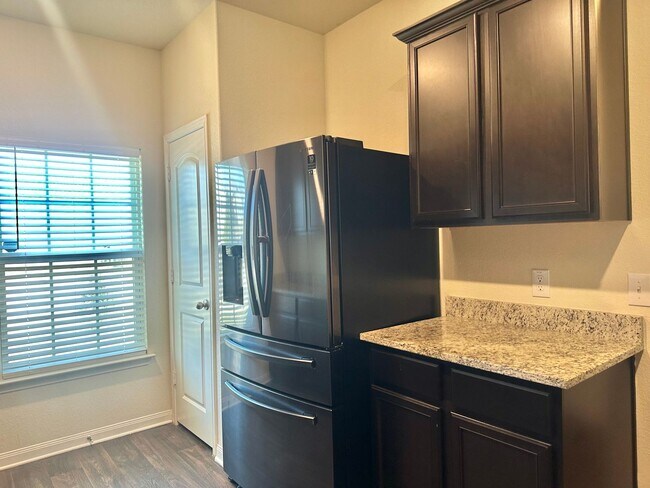 Building Photo - 5 BED 2.5 BATH NEW MANAGEMENT IN JARRELL TX!!!