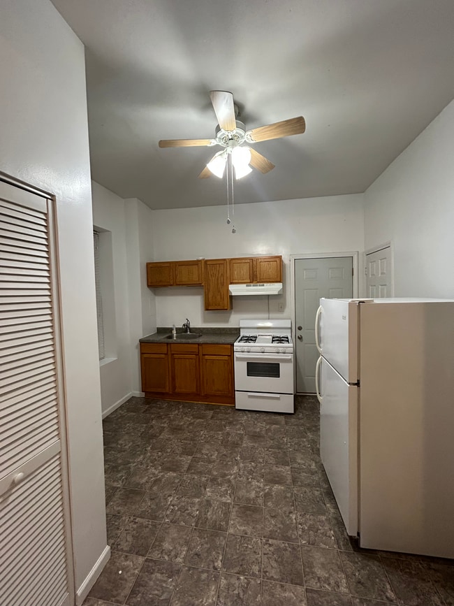 Building Photo - 2442 W Iowa St