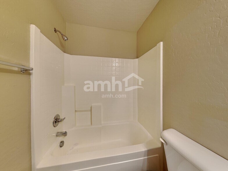 Building Photo - 3219 W Saint Anne Ave