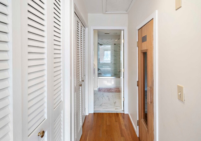 Building Photo - 248 Kenrick St