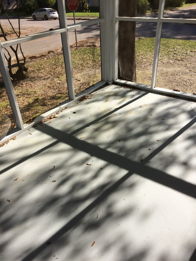 Building Photo - Move In Special! Cute Rosewood Bungalow