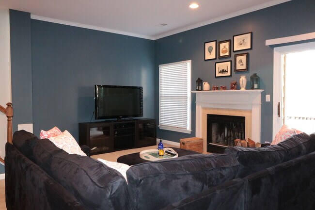 Building Photo - Gorgeous Luxury TH 4 bed, 3.5 bath w/ Wood...