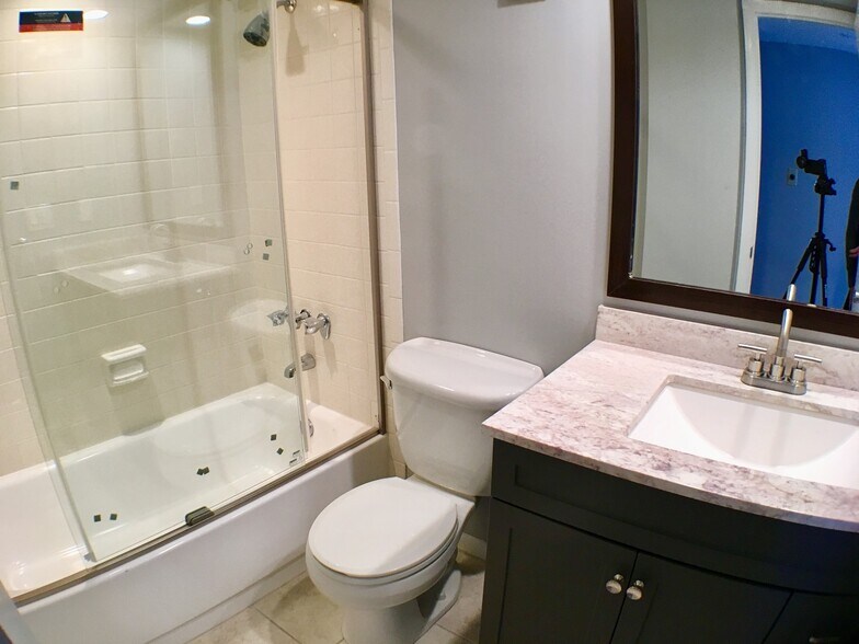 Building Photo - Stunning 2/2 condo