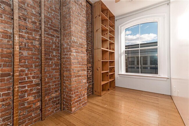 Building Photo - 114 Main St