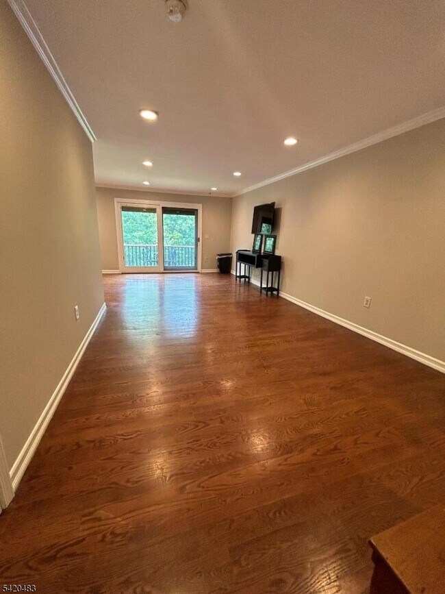 Building Photo - 220 Butternut Dr