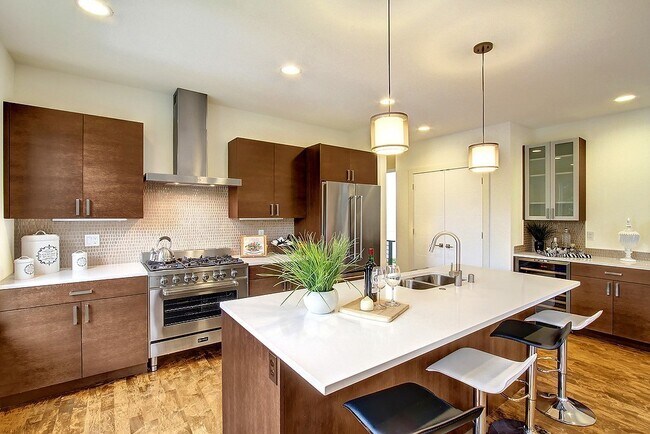 Building Photo - Luxurious 4 Bedroom Home with 2 Car Garage