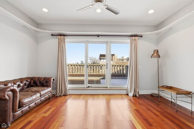 Building Photo - 952 N Racine Ave