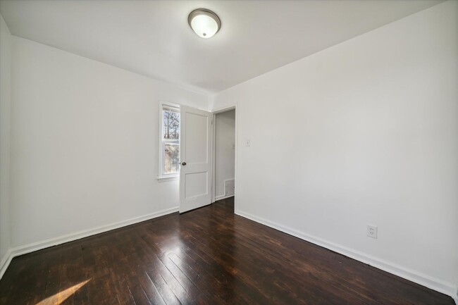 Building Photo - 3 Bedroom Bungalow - West Side