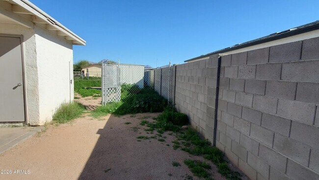 Building Photo - 905 N Ocotillo Dr