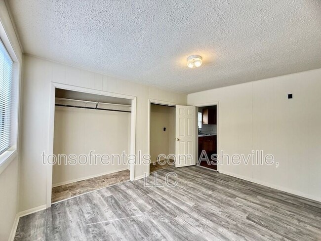 Building Photo - 2604 Hendersonville Rd