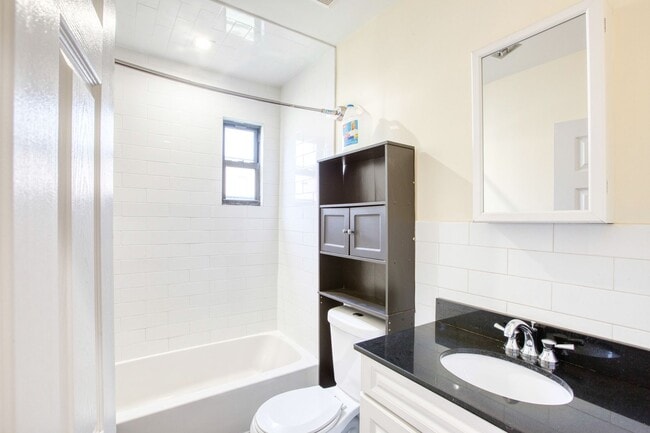 Building Photo - Updated 3 bedroom 1st floor apartment in Waterbury