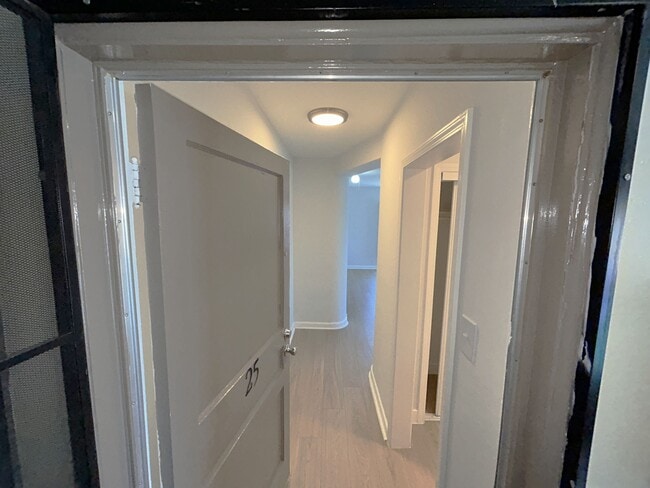 Building Photo - 855 S Oxford Ave