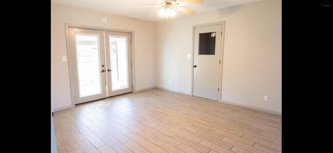 Building Photo - 906 Dosia Cir