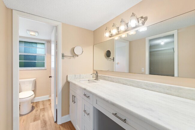 Building Photo - 12015 Greenway Cir S