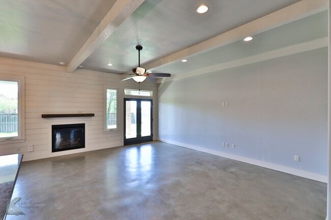 Building Photo - 3/2/2 duplex!  NEWLY UPDATED!