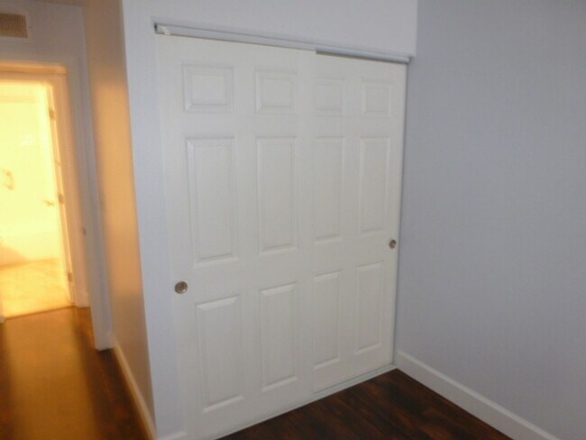 Building Photo - Furnished One Bedroom Condo For Rent in So...