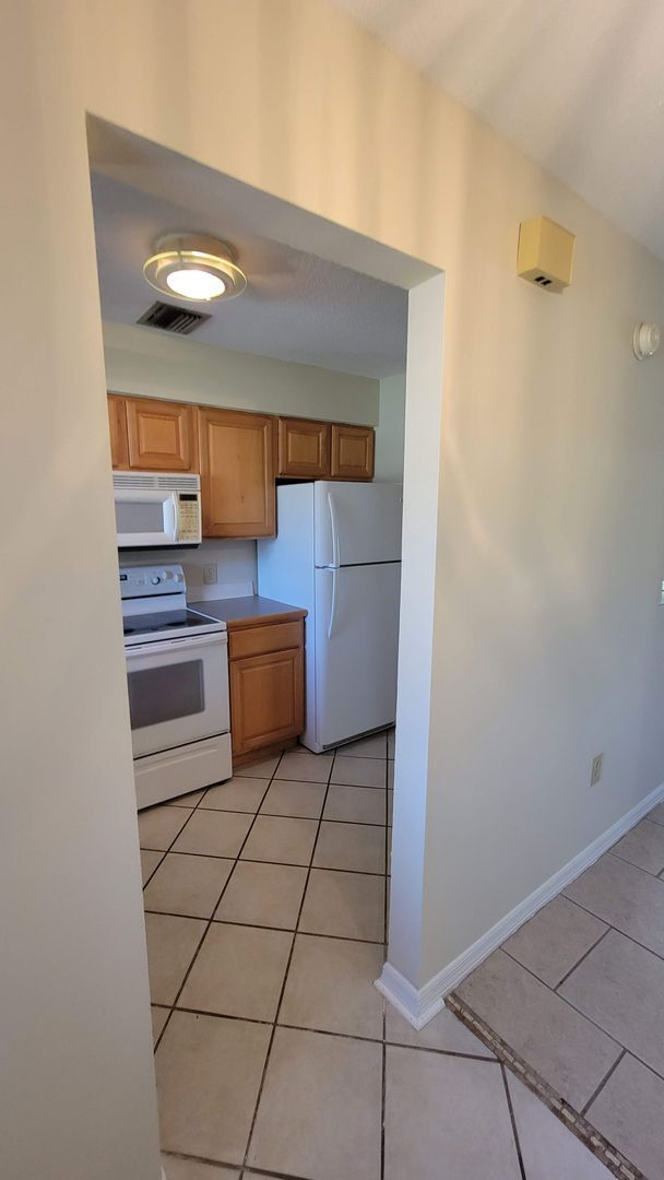 Building Photo - 3 bed, 2 bath townhouse minutes from downtown Leesburg.