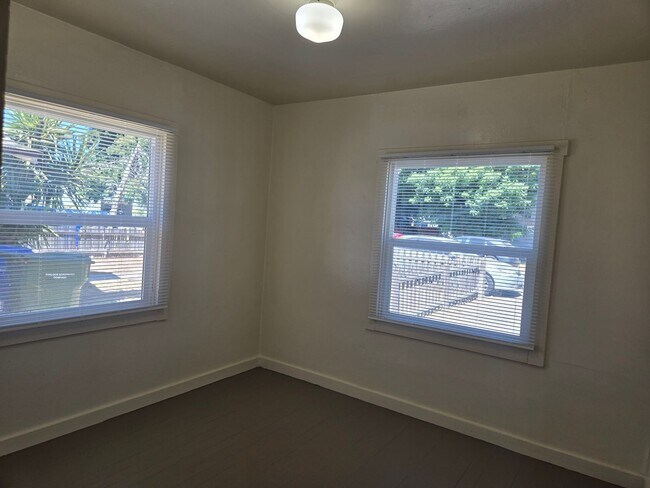 Building Photo - 1121 Kenwood Ave