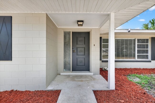 Building Photo - Fully Renovated Canal-Front Home on the Harris Chain of Lakes!