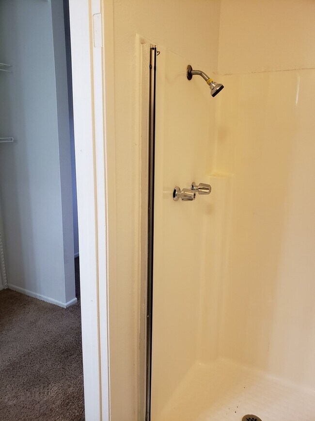 Building Photo - 3 Bed 2 Bath Townhome Close To The Strip!