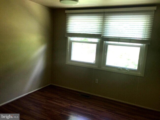 Building Photo - 12815 Point Pleasant Dr