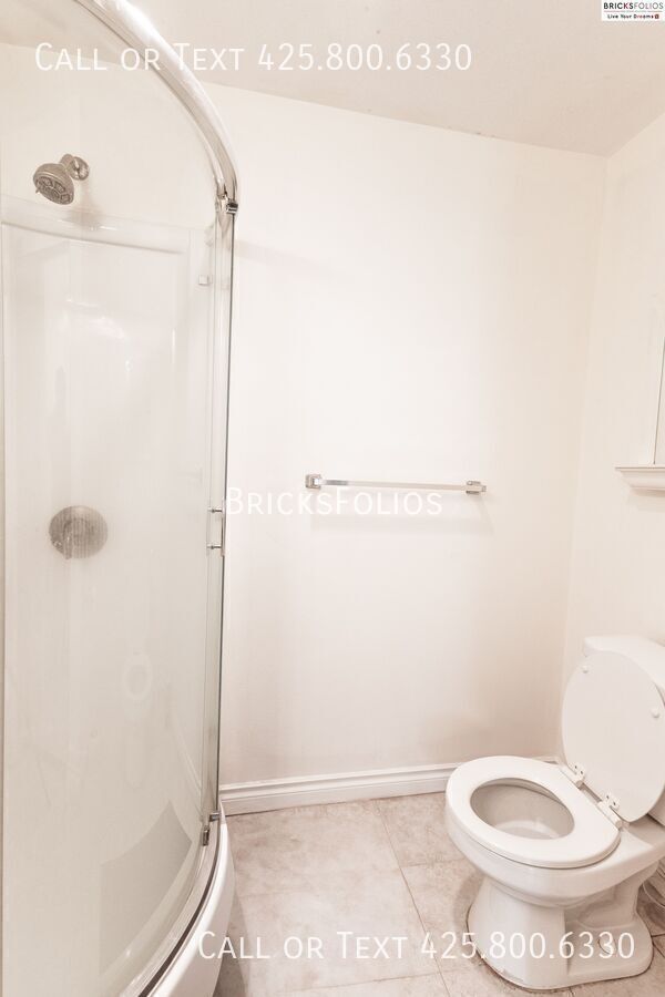 Building Photo - Prime Bellevue Condo, conveniently located...