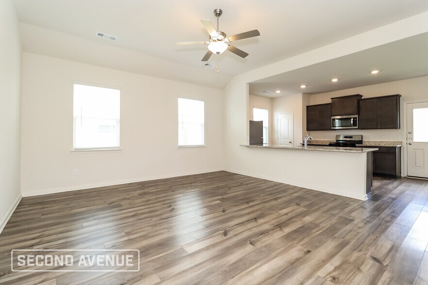 Building Photo - 1329 Woodwinds Dr