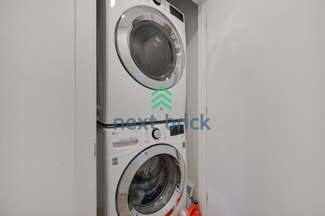 Building Photo - "Spacious 3-Bedroom Townhouse in Seattle's Vibrant Heart – 2 Full Baths & 1430 Sq Ft of Comfort!"