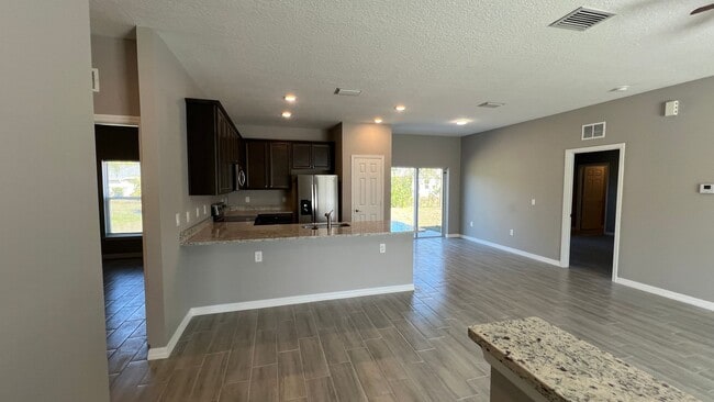 Building Photo - Spacious 3BD/2BA Palm Bay Home – Modern Comfort & Great Location!