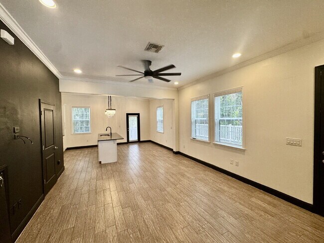 Building Photo - 331 N Trask St