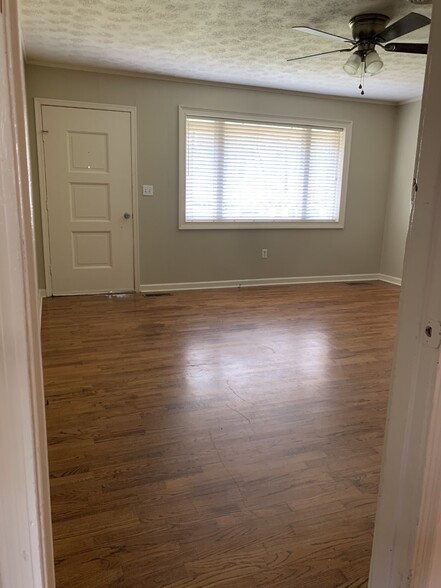den - 2021 Davis Ave