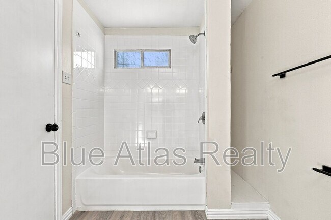 Building Photo - 6008 Golden Gate Dr