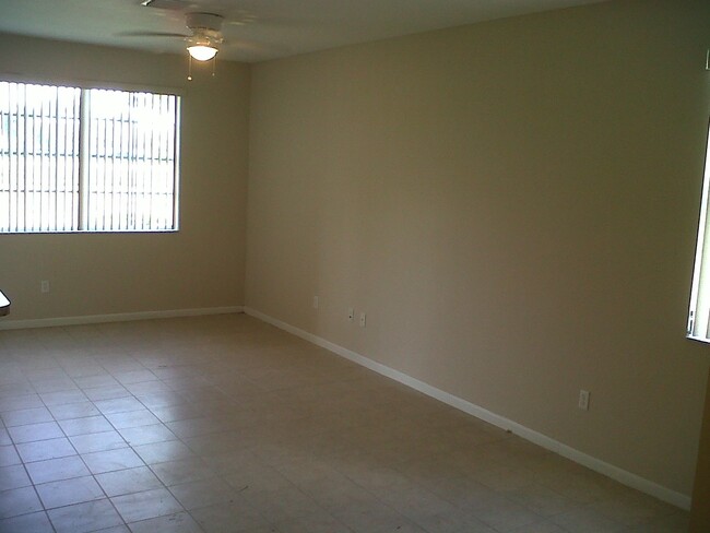 Building Photo - 1221 Lucaya Dr