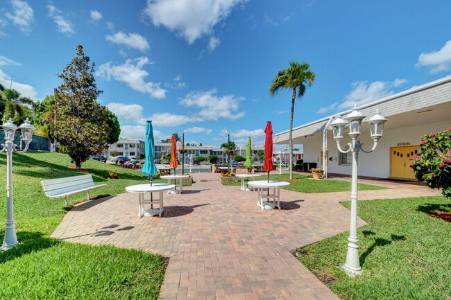 Building Photo - 2840 Lake Osborne Dr