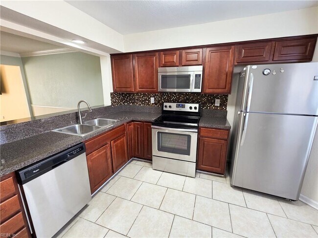 Kitchen - 662 Biltmore Dr