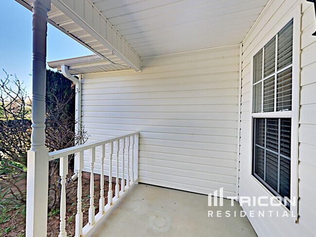 Building Photo - 2051 Meadowglen Ln