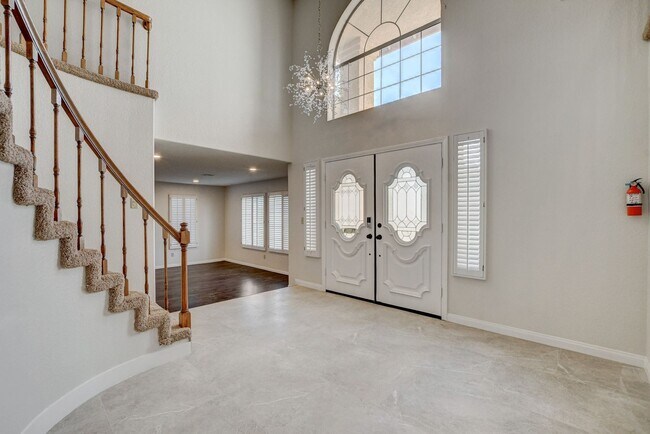 Building Photo - Stunning 5 bedroom home in The Lakes!