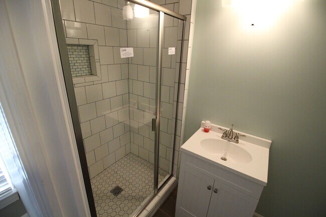 Building Photo - 3 bed 2 bath Campus Rental