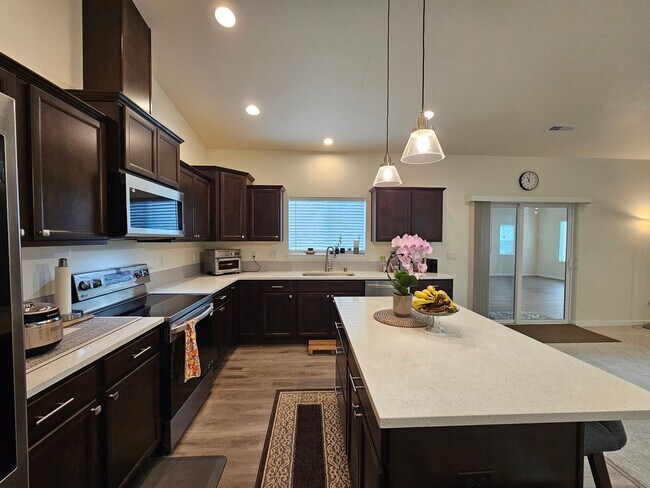 Building Photo - Spacious 4-bedroom Retreat