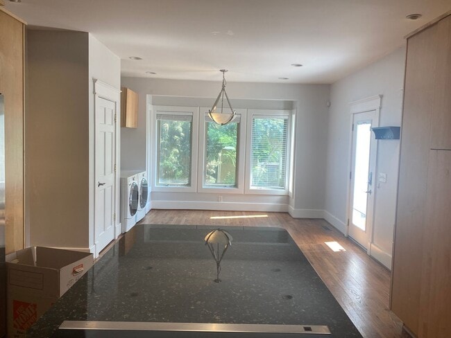 Building Photo - Vanderbilt Place - Wonderful Location 3 bedrooms/3 1/2 baths