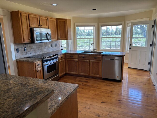 Building Photo - Great Tumalo Single Story Home with Mounta...