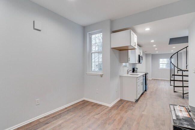 Building Photo - Newly Renovated Temple Apartment