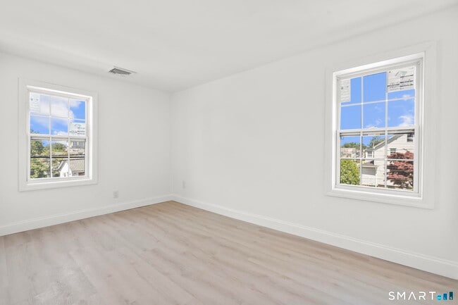 Building Photo - 64 Soundview Ave