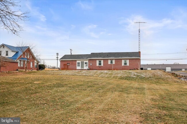 Building Photo - 1055 S Main St